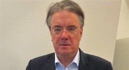 Wim van de Donk ontvangt jubileumboek GB