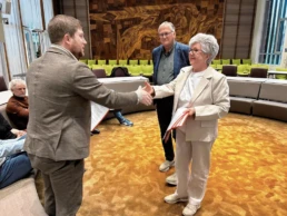 Informateurs Loes Heijs en Ad van Laarhoven overhandigen rapport aan burgemeester Davy Jansen
